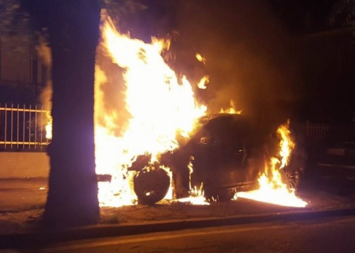 Pauroso incendio distrugge una BMW