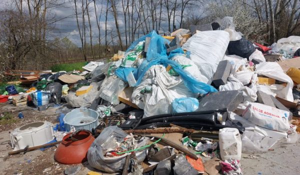 discarica abusiva tra vallarone e revignano