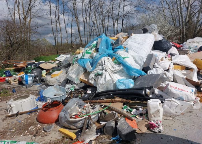 discarica abusiva tra vallarone e revignano