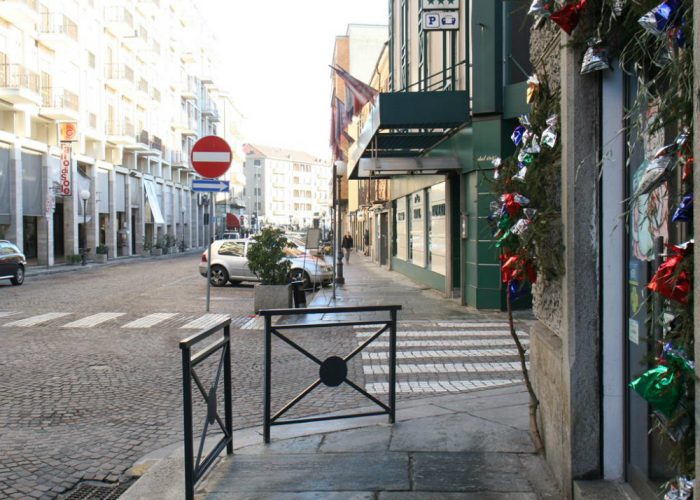 Disegni e giocolieri, così arriva il Natale in via Cavour