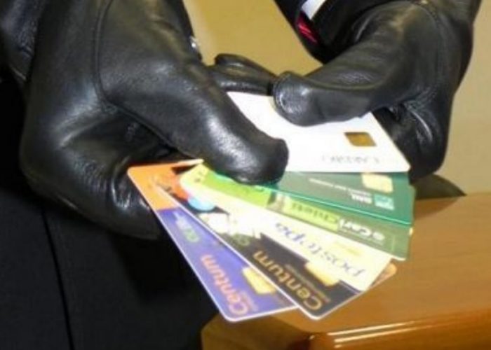 Distraevano le vittime per rubarela carta di credito, due denunciati