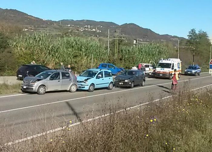 Distratti dalle auto incidentateprovocano un nuovo tamponamento