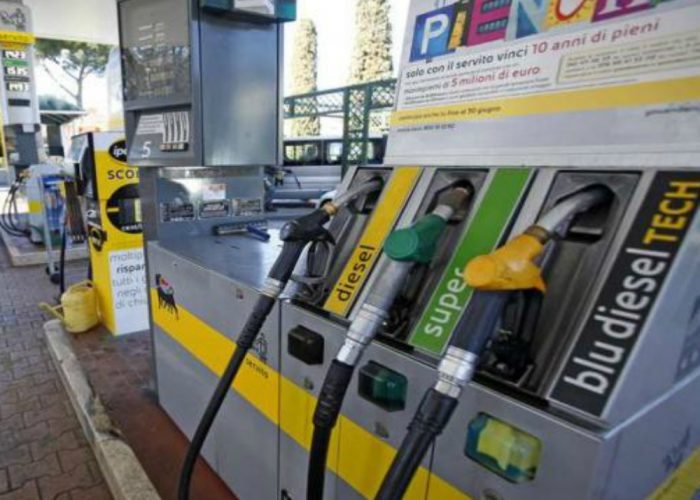 Distributori di benzina self servicescambiati per bancomat dai ladri