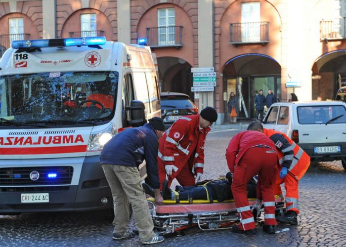 Donna investita da autosu strisce pedonali in piazza Alfieri