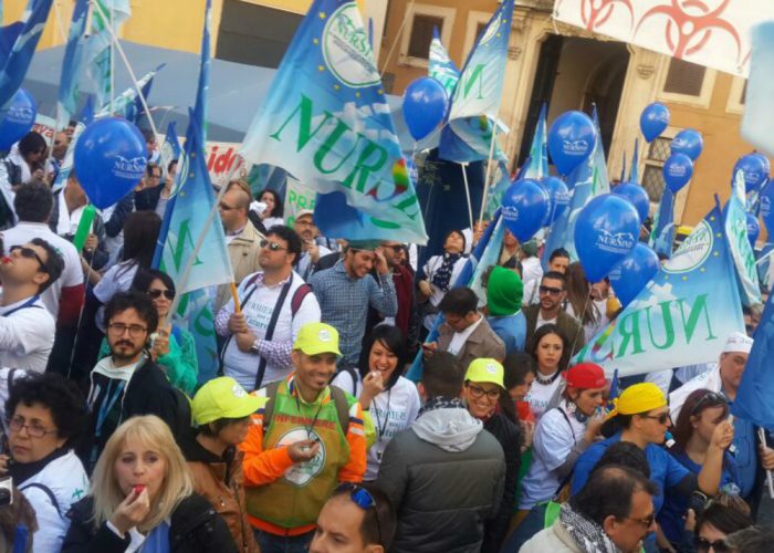 Dopo gli infermieri scioperano i mediciCamici bianchi a Roma contro la legge di stabilità