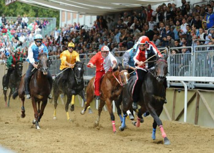Dopo i controlli il giorno della passioneSfilata, poi Palio schierato in campo