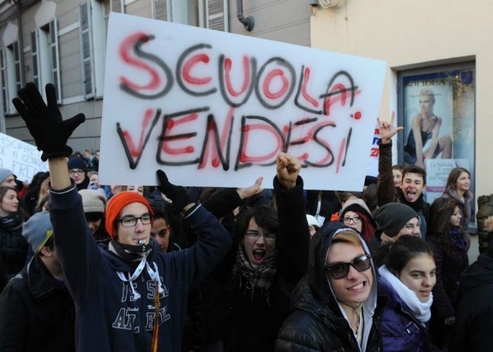 Dopo l'occupazione, studenti in corteoIn 700 contro tagli e aule gelate