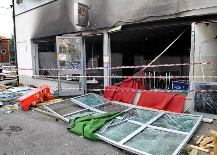 Dopo la coltellata, l'incendioDistrutto il bar Piper di corso Casale