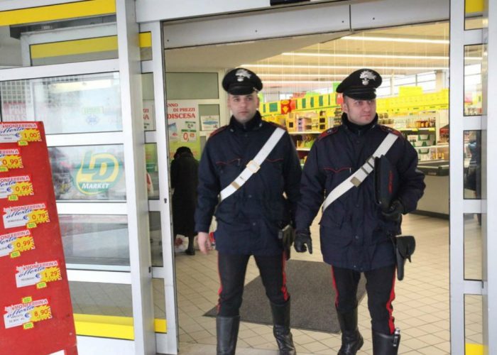 Due denunciati per furto di vestiariotra gli scaffali del supermercato