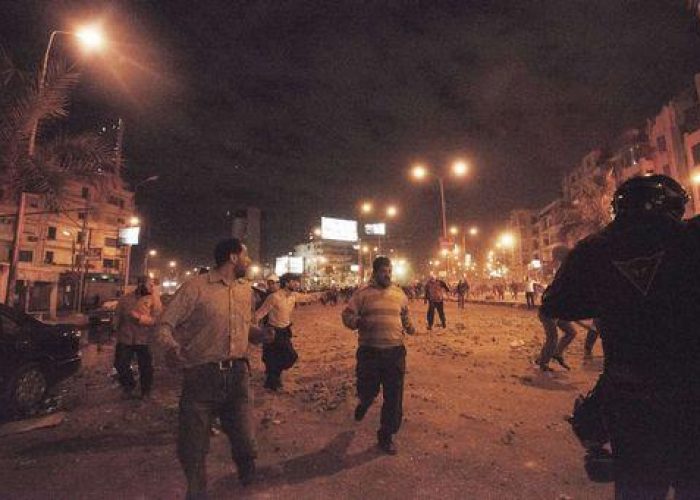 Egitto/ Battaglia nella notte al Cairo, 5 manifestanti morti