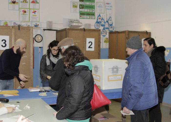 Elettori al voto nei seggi