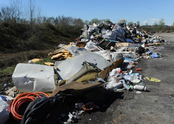Emergenza rifiuti irrisolta davanti al campo rom