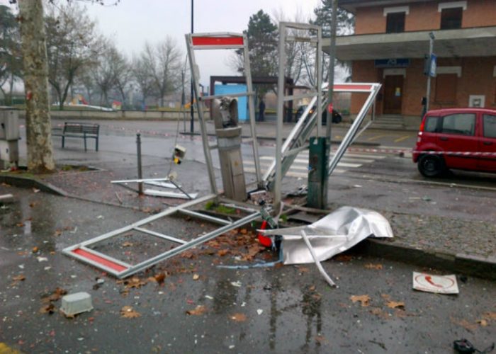 Esplode cabina del telefono:petardo o bomba artigianale?