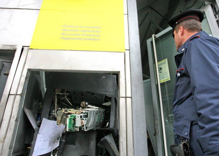 Esplode il Postamat e piovono banconoteLa mappa del crimine di aprile