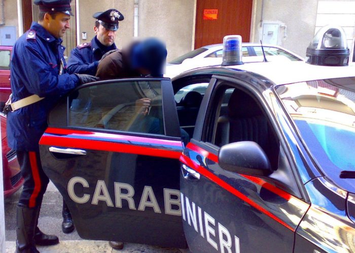 Estorsione e minacce di morteBlitz dei carabinieri, arrestato un 24enne