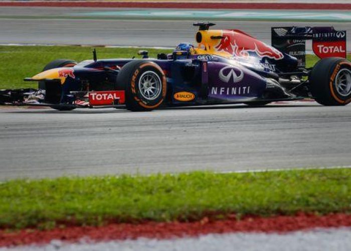 F1/ Gp Malesia: vince Vettel, Alonso subito fuori