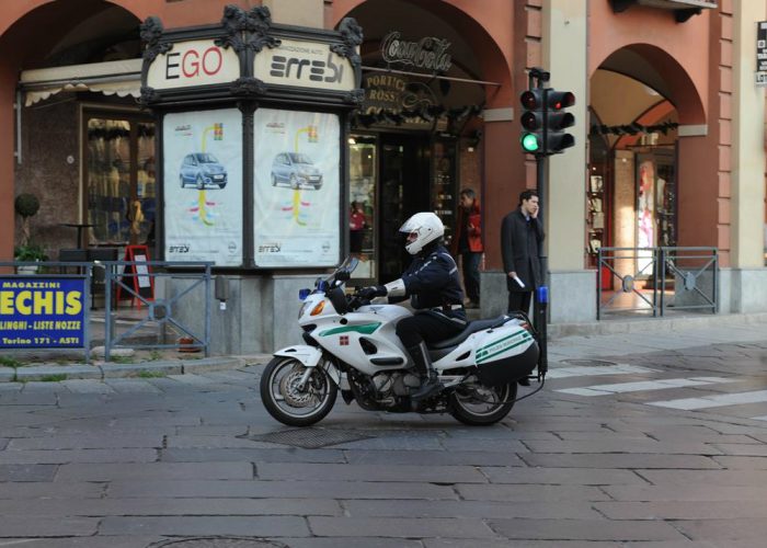 Fa il "fenomeno" in autoInseguito e fermato dalla Municipale
