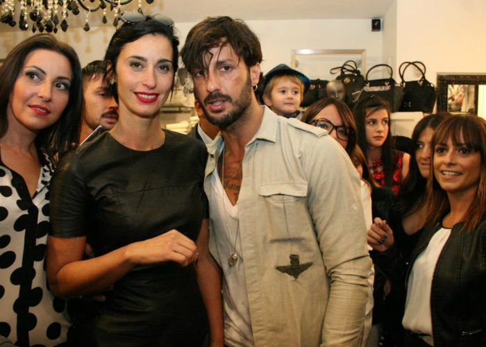 Fabrizio Corona visita boutique ad Asti,fan in coda per una foto