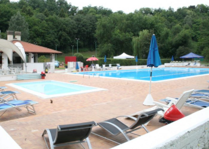 Facevano il bagno di notteSorpresi in piscina al Country