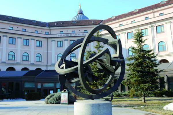 Falso allarme bomba in tribunaleLa telefonata era partita da una cabina