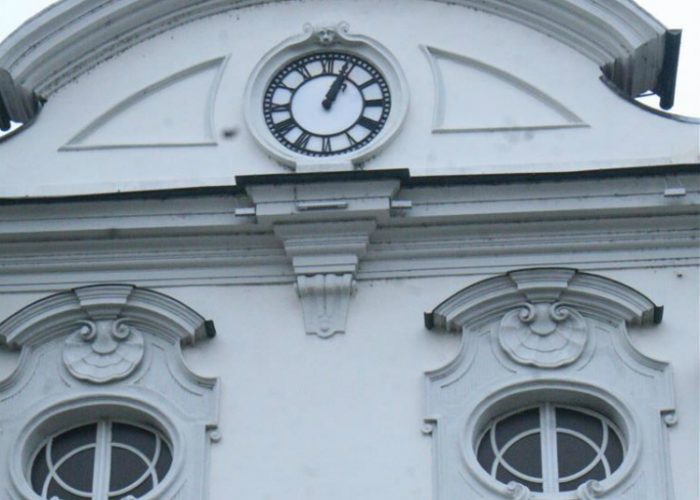 Fermo l'orologio di piazza San SecondoRiparazione difficile e poco economica