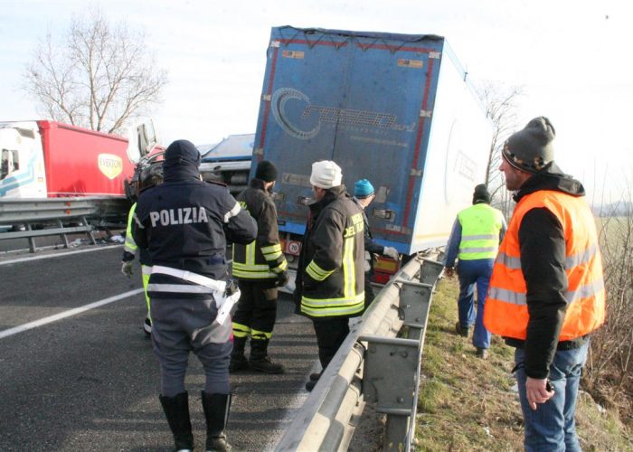 Fermo per un guasto, poi lo schiantoCosì ha perso la vita il camionista