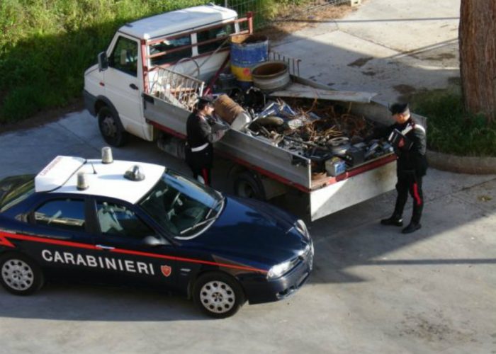 Ferro, solventi e oli esausti sul camion,ma era tutto abusivo: due denunciati