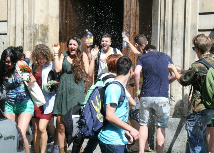 Feste, sfilate e gavettoni per salutare le vacanze