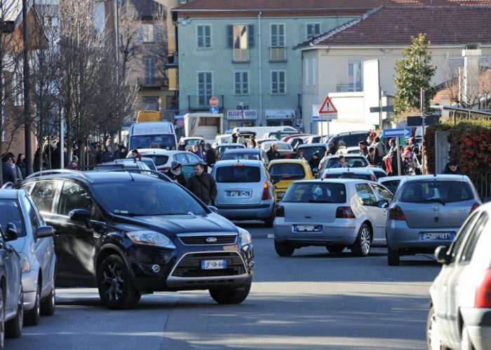 Finiscono le lezioni a scuola:caccia al parcheggio, traffico in tilt