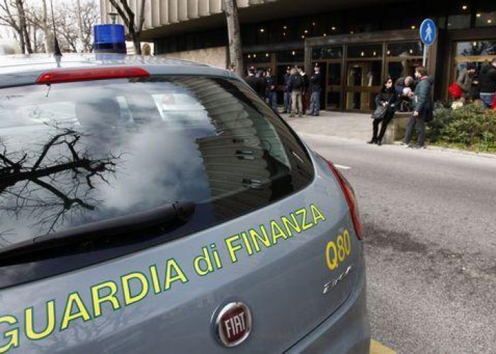 Fisco/ Gita Pasqua in Svizzera con 110 kd oro in auto:denunciato