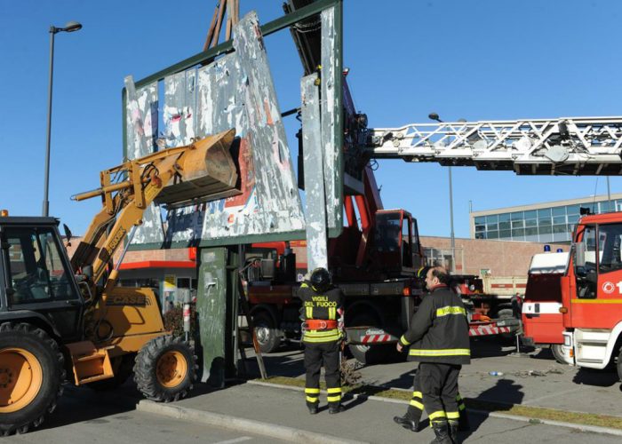 Forte vento sull'Astigiano,pannello pubblicitario rischia di cadere