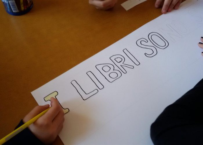 Foto: i ragazzi della scuola media Jonaimpegnati nel progetto Libriamoci