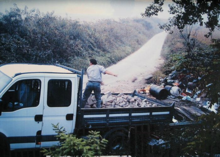 Fotografati mentre scaricano rifiuti,partono le sanzioni per 52 persone