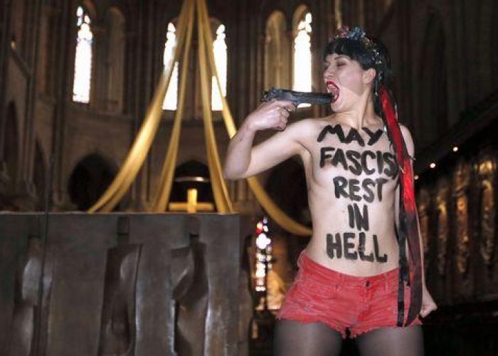 Francia/ Attivista Femen compie azione a seno nudo a Notre Dame