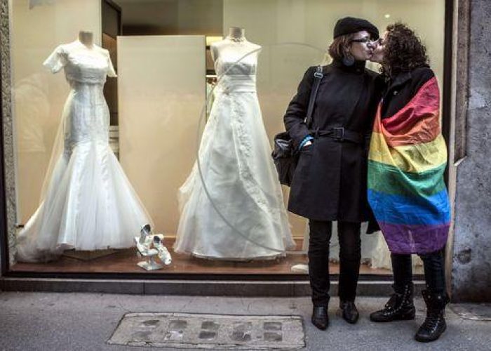 Francia/ Matrimonio omosessuale, voto solenne il 23 aprile