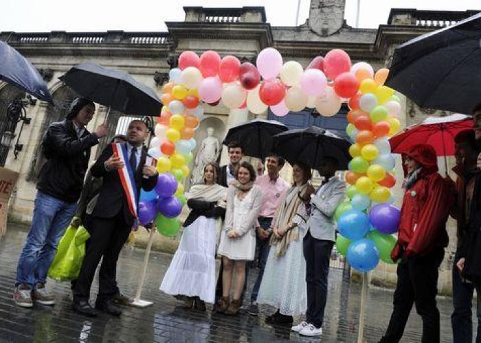 Francia/ Parlamento approva matrimonio gay