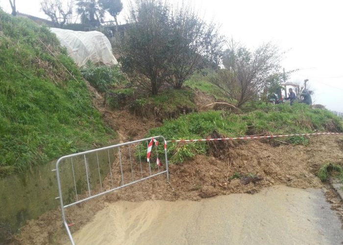 Frane senza fine ad ogni pioggiaStrade chiuse e ruspe al lavoro