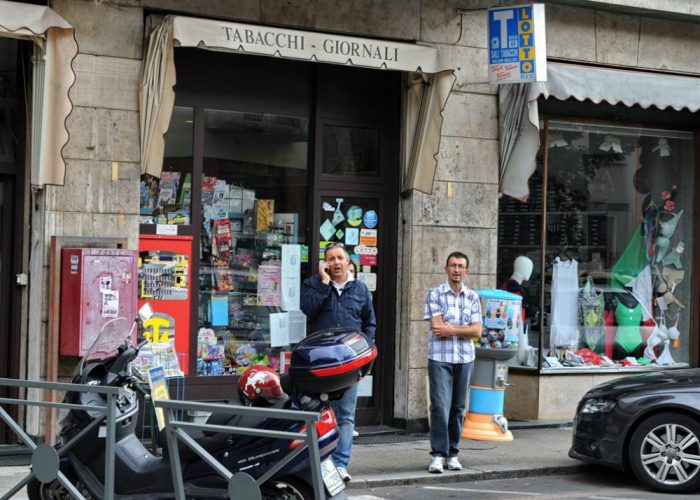 Fugge con 6mila euro rapinati al tabaccaio