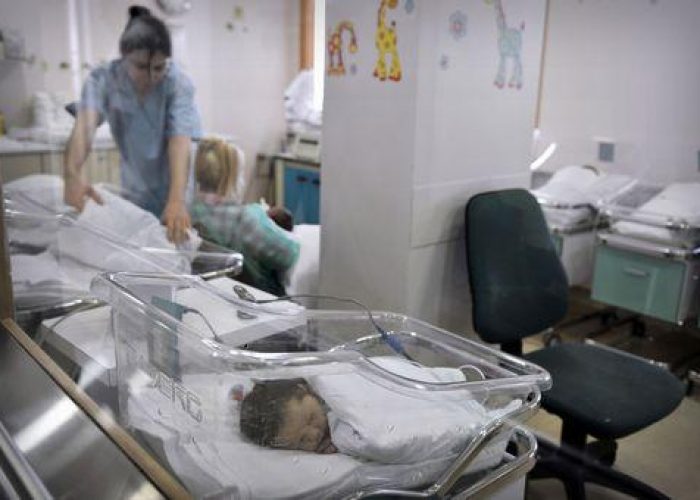 Gb/ 14enne resta incinta con sperma comprato da matrigna
