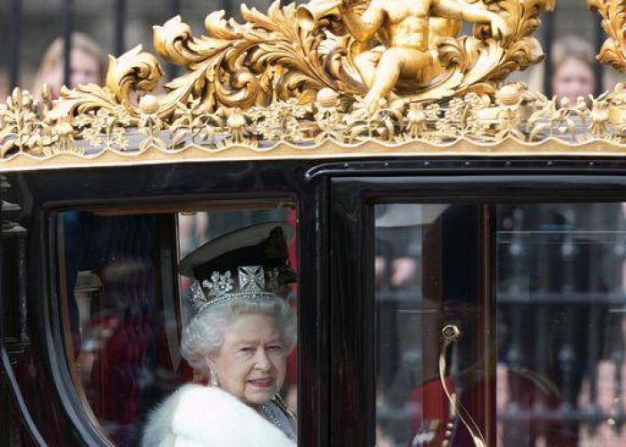 Gb/ Elisabetta II ricoverata, annullata visita Italia