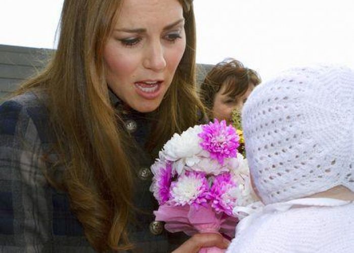 Gb/ Kate sconcertata di fronte a bambola: "E quella sarei io?"
