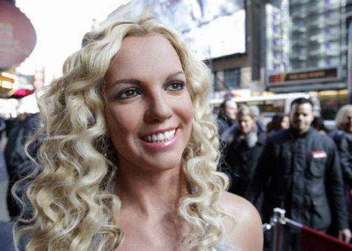 Gb/ L'ex cameriera diventata ricca come sosia di Britney Spears
