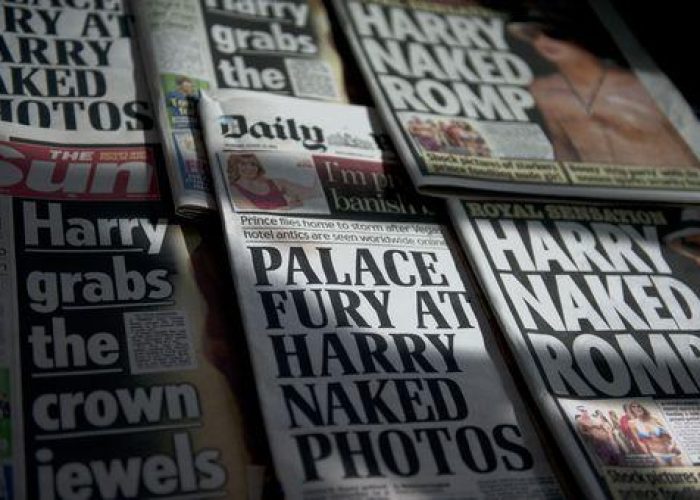 Gb/ The Sun sfida la regina e pubblica fotografie di Harry nudo