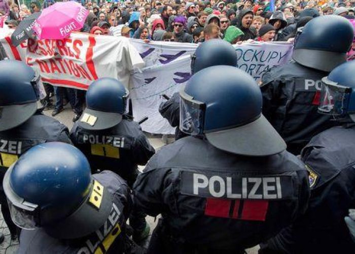 Germania/ Migliaia in piazza a Francoforte contro l'austerity
