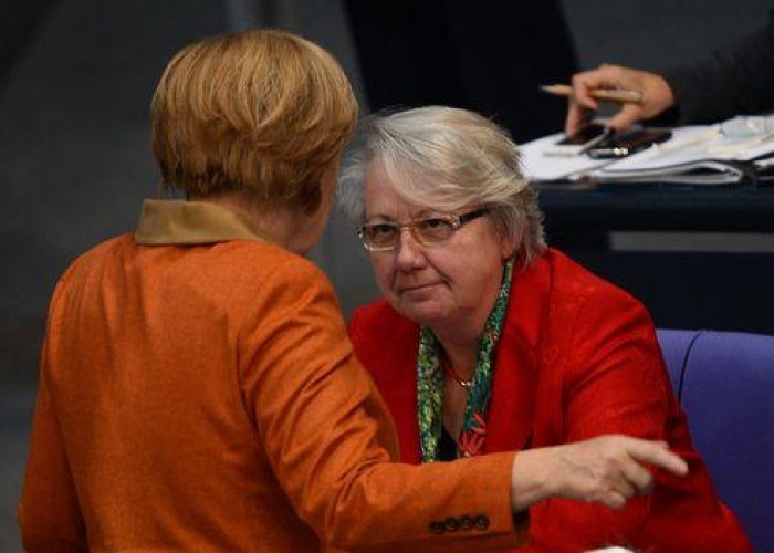 Germania/ Ministra "copiona" vedrà Merkel, dimissioni vicine