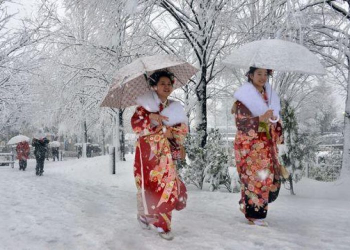 Giappone/ Paese ancora sotto la neve, un morto e 900 feriti