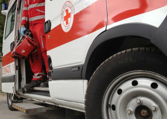 Giovane donna in attacco cardiacoaspetta lambulanza per unora