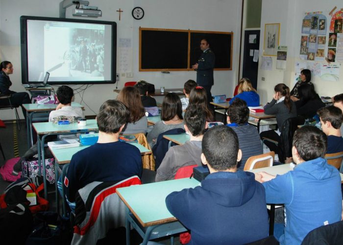 Gli studenti della scuola media di Montechiaro incontrano la Guardia di Finanza