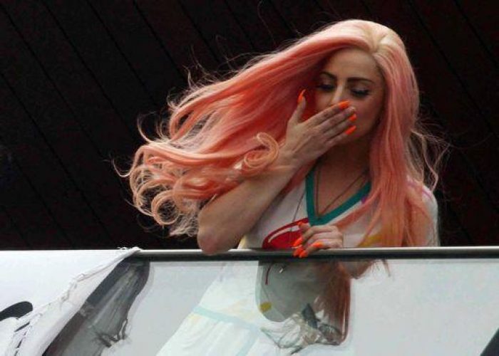 Gossip/ Lady Gaga, il reggiseno-fucile ultima provocazione