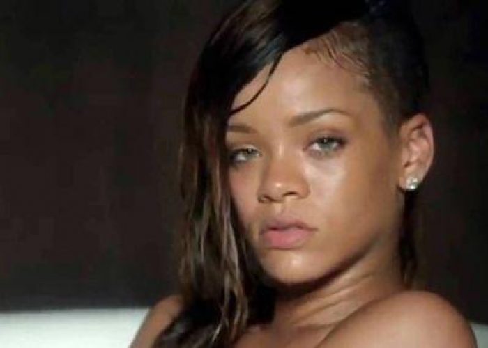 Gossip/ Rihanna posta un'altra foto osè: topless e stivaloni